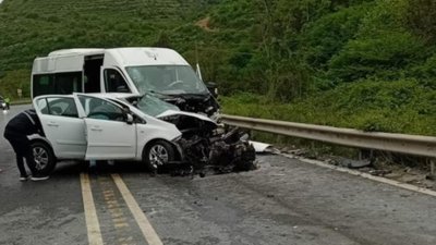Arnavutköy'de minibüs ile otomobil çarpıştı: 1 ölü 7 yaralı