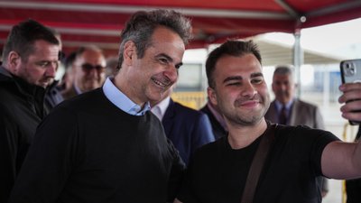 Yunanistan Başbakanı Miçotakis, Midilli'de Türk turistleri karşıladı