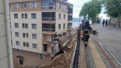 Bursa'da istinat duvarı apartmana devrildi: 2 yaralı