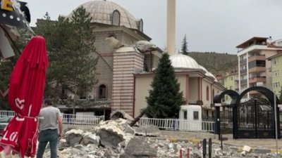 Çankırı'da fırtına nedeniyle caminin minaresi devrildi