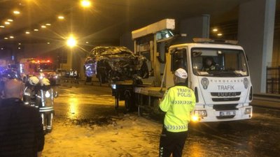 İstanbul'da seyir halindeki otomobil alev alev yandı
