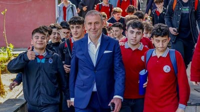 Trabzonspor Teknik Direktörü Abdullah Avcı, 23 Nisan'da çocuklarla görüştü