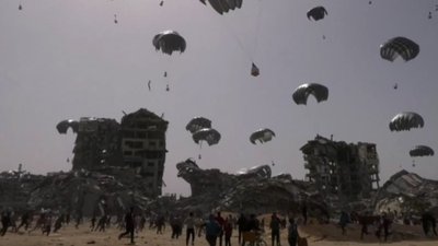 Gazzelilerin havadan yardıma ulaşma mücadelesi: Birbirleriyle yarıştılar