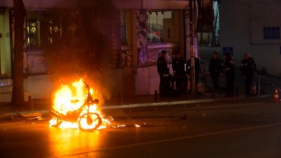 Beyoğlu'nda sinir krizi geçiren sürücü motosikletini yaktı
