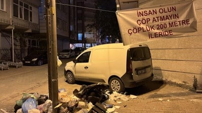 İstanbul'da bina önündeki çöplere öfkelenince pankart astı
