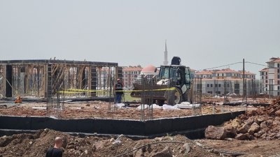 Diyarbakır'da talihsiz kaza: Üzerine inşaat demiri düşen işçi öldü