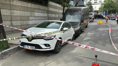 İstanbul'da yol çöktü! 2 araç çukura düştü