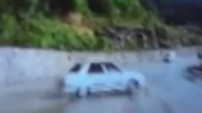 Düzce'de yağmur nedeniyle kayganlaşan yolda otomobiller çarpıştı: 4 yaralı
