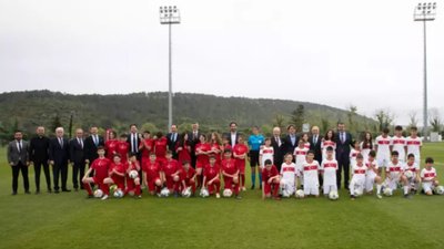 Öğrenciler, Riva'da A Milli Futbol Takımı'nın eski futbolcularıyla maç yaptı