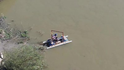 Hataylı mobilya ustası, atık malzemelerden yaptığı salı Asi Nehri'nde yüzdürdü
