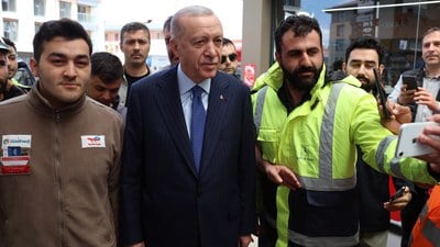 Cumhurbaşkanı Erdoğan akaryakıt istasyonuna uğradı: Vatandaşa sigara bıraktırdı