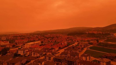 Toz taşınımı Bolu'yu da etkiledi: Şehir kırmızıya büründü