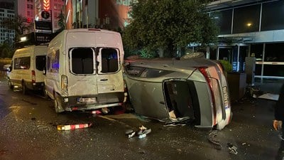 İstanbul'da kontrolden çıkan otomobil yan yattı: 2 yaralı