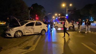 Kocaeli'de trafik ışıklarında otomobiller çarpıştı: 1 yaralı