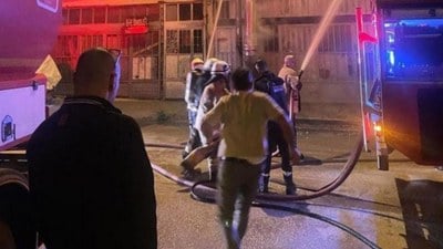 Bursa'da mobilya imalathanesi alev alev yandı