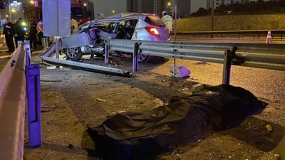 İstanbul Eyüpsultan'da otomobil bariyerlere saplandı: 1 ölü 1 ağır yaralı