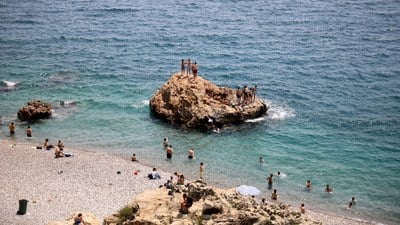Antalya'da vatandaşlar, sıcak havanın tadını çıkarıyor