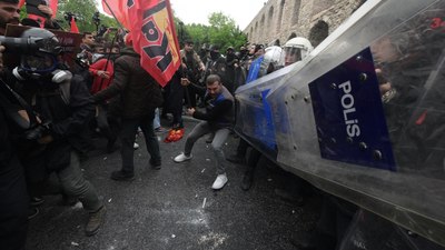 Cüneyt Özdemir'den polise saldıran göstericilere: Bu rezalet artık yaşanmamalı