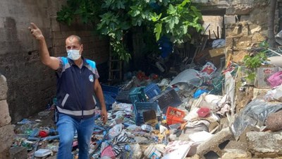 Şanlıurfa'da yalnız yaşayan kadının evinden 3 kamyon çöp çıktı