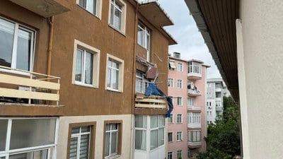 Avcılar'da balkon çöktü, bina tahliye edildi