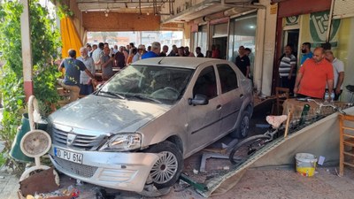 Adana'da kontrolden çıkan otomobil, kahvehaneye daldı: 5 yaralı