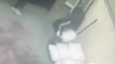 İstanbul Silivri'de iş yerinden malzeme çalan hırsızlar kameraya yansıdı