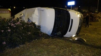 Mersin'de minibüs devrildi: 1 polis yaralandı