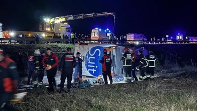 Aksaray'da yolcu otobüsü devrildi: 2 ölü 34 yaralı