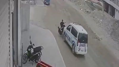 Adana'da polis, dur ihtarına uymayan sürücüyü çarparak durdurdu