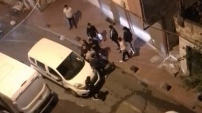 İstanbul Beyoğlu'nda ehliyetsiz sürücünün yakınları polise zor anlar yaşattı