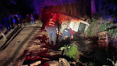 Erzincan'da minibüs su kanalına devrildi: 6 yaralı
