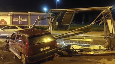 İstanbul Maltepe'de alkollü sürücü otobüs durağına girdi