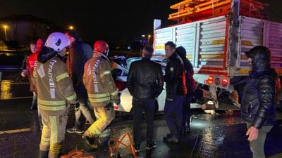 İstanbul'da araç tırın altına girdi: 1 ölü, 2 yaralı