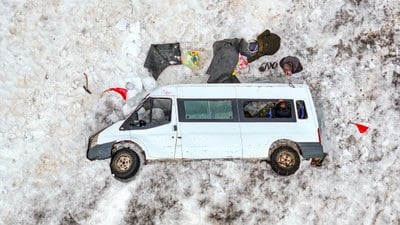 Van'da 4,5 aydır kar altında kalan minibüsünü çıkaracağı günü bekliyor