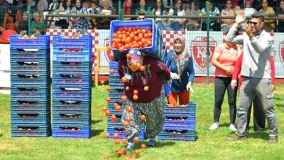 Antalya'da kadınlar domates kasası taşımada birbirleriyle yarıştı