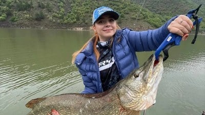 Ankara'da amatör kadın balıkçı 1 metreden uzun turna balığı yakaladı