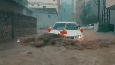Şırnak'ın Cizre ilçesinde gelin arabası sel sularının ortasında kaldı