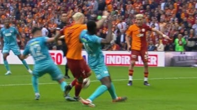 Galatasaray'ın penaltı itirazı! Icardi yerde kaldı, devam kararı çıktı
