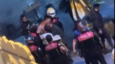 İzmir'de kavgaya müdahale eden polise saldırdı