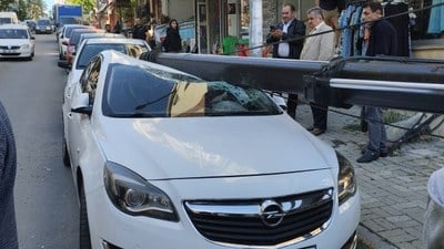 İstanbul Avcılar'da otomobilin üstüne vinç düştü: 2 kişi kıl payı kurtuldu