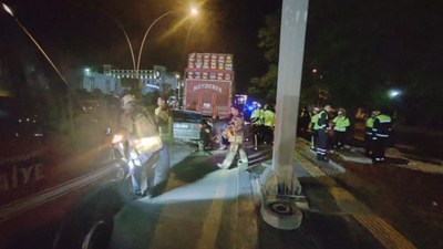 Ankara'da kamyona saplanan otomobil hurda yığınına döndü: 1 ölü