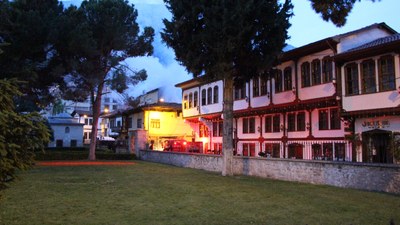 Amasya'da tarihi konakta yangın: Alevler çevredeki binalara sıçradı