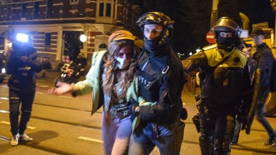 Amsterdam Üniversitesi'ndeki Filistin'e destek gösterisine polis müdahalesi