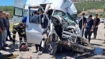 Mersin'de servis, park halindeki otobüse çarptı: 1 ölü 2 yaralı