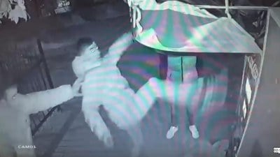 Bolu'da 4 genç kapalı olan boks makinesine saldırdı