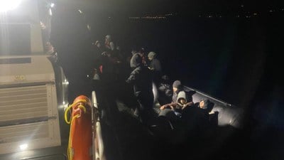 Çanakkale açıklarında botla sürüklenen 32 kaçak göçmen kurtarıldı