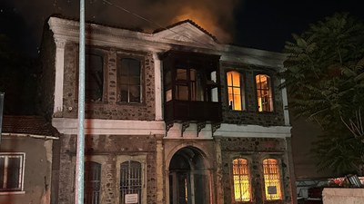 İzmir'de alev alev yanan tarihi bina küle döndü