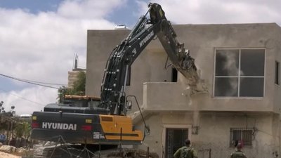 İsrail, ruhsatsız iddiasıyla Filistinli ailenin evini yıktı