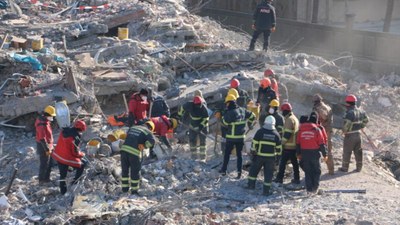 Diyarbakır'da depremde yıkılan Hisami Apartmanı davasında sanıklar hakim karşısına çıktı