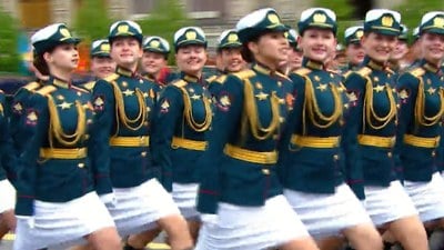 Rus kadın askerler, Zafer Günü'nde yürüdü